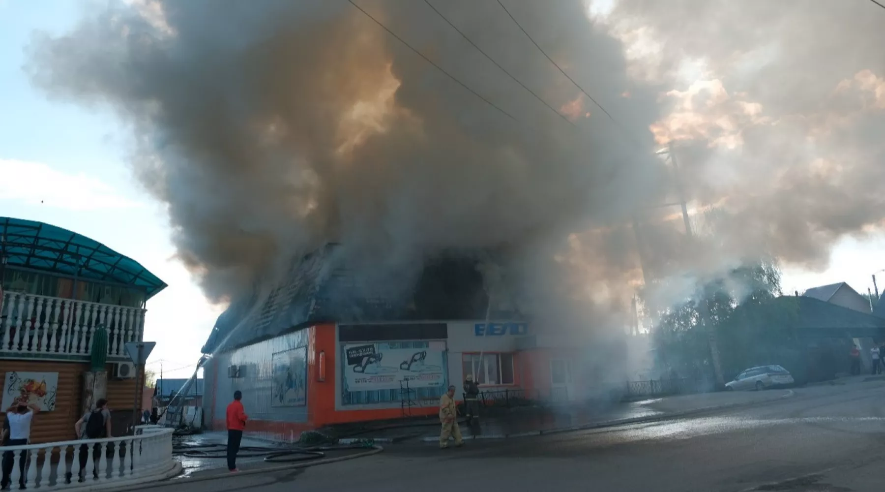 Пожар произошел в Бийске в районе Центрального рынка 