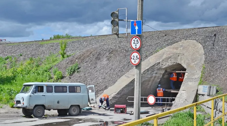В объезд по «убитой» дороге отправляются водители после закрытия тоннеля