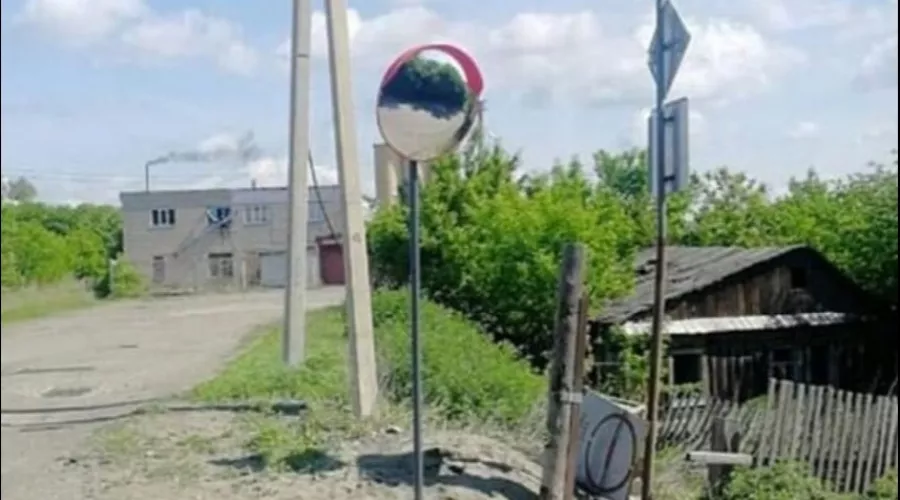 Дорожное зеркало установили у понтонного моста в Бийске 