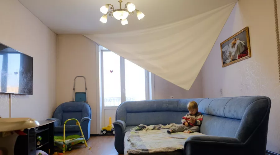Муниципалитет хочет отодвинуть сроки ремонта в доме, где на ребенка упал потолок