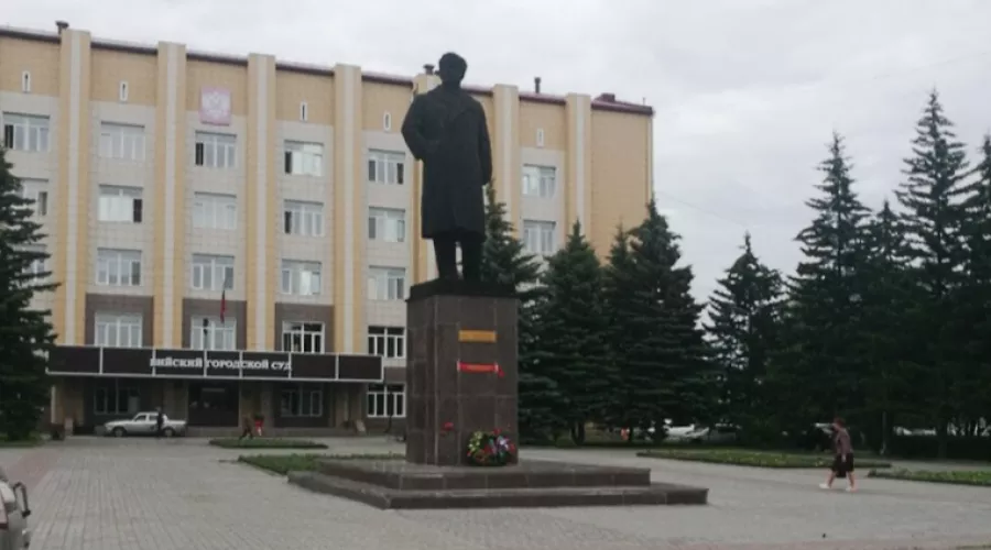 Неизвестный шутник в Бийске повесил ленту с выпускного на памятник Ленину  
