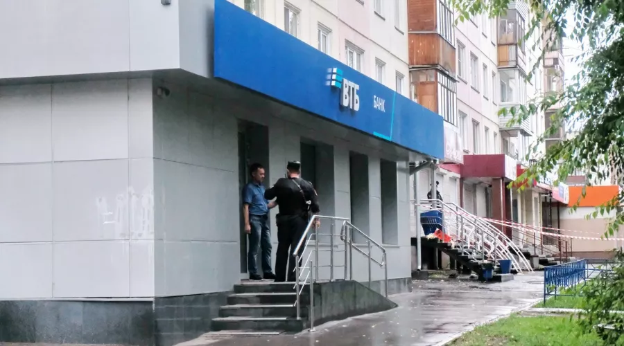 Неизвестные разгромили филиал одного из банков в Бийске (фото и видео)