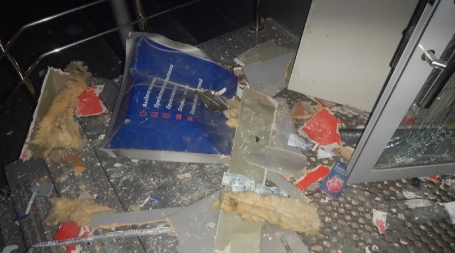 Повредив банкомат, неизвестные похитили деньги в Бийске
