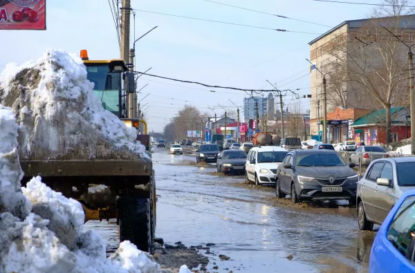 Дороги бийска. Дороги Бийска 2021. Пробки на дороги в Бийске фото. Дороги Бийска ушли под воду фото. Пробки на дороги на бийсаих дорогах фото.