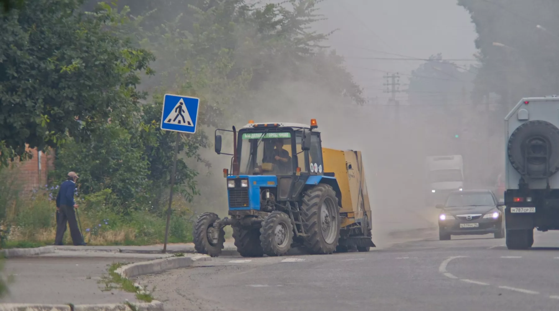 Пыль столбом: барнаульцы посмеялись над бийским способом уборки улиц 