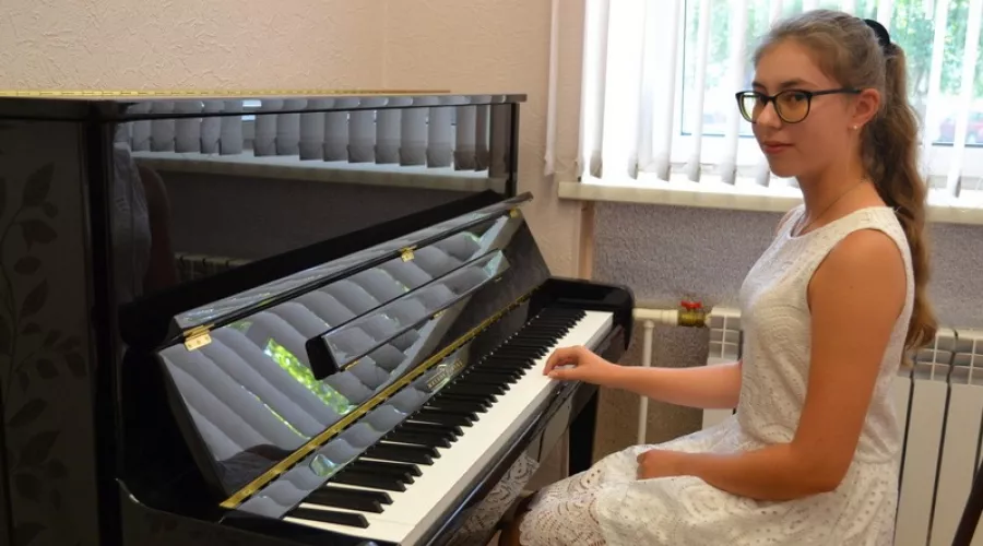 Новые пианино начали получать музыкальные школы края