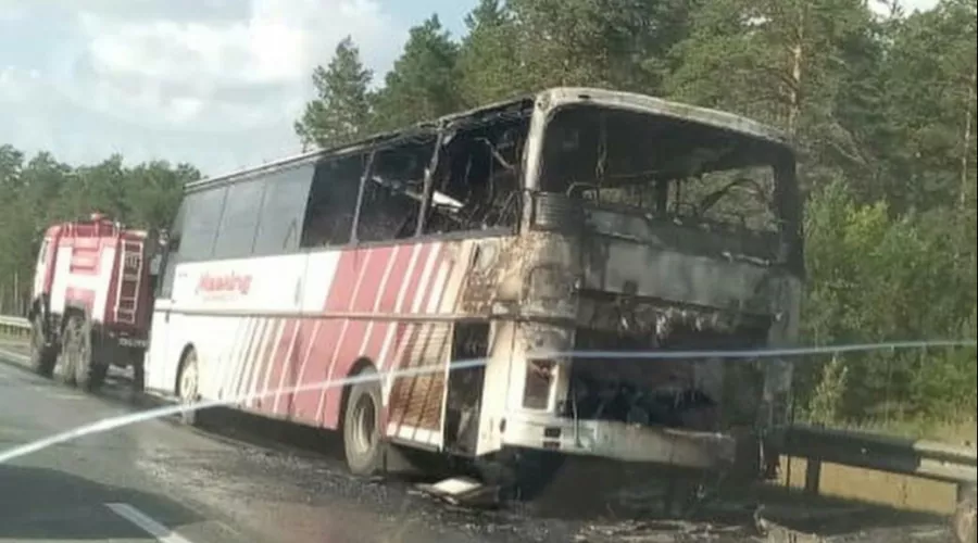 Автобус, следовавший из Бийска в Новосибирск, полностью выгорел на трассе 