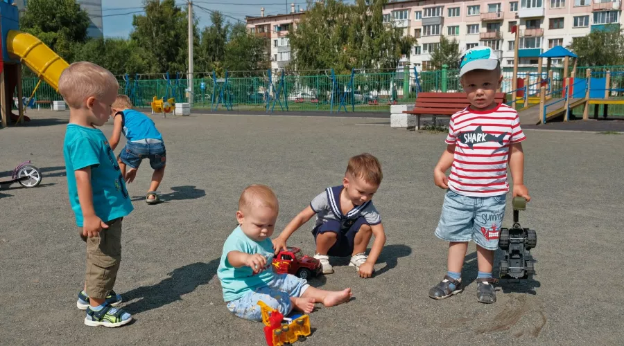 Где в Бийске расположены бесплатные игровые зоны для детей
