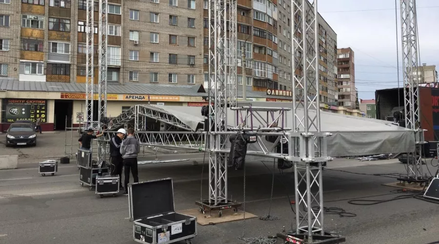 Улицу Советскую у «Ривьеры» перекрыли для монтажа сцены 