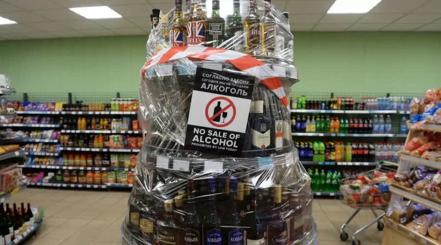 Россияне одобряют запрет на продажу алкоголя до 21 года 