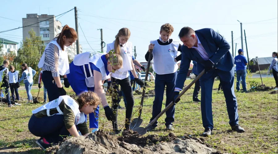«Зеленая дружина» СГК высадила 50 деревьев в новом сквере Бийска