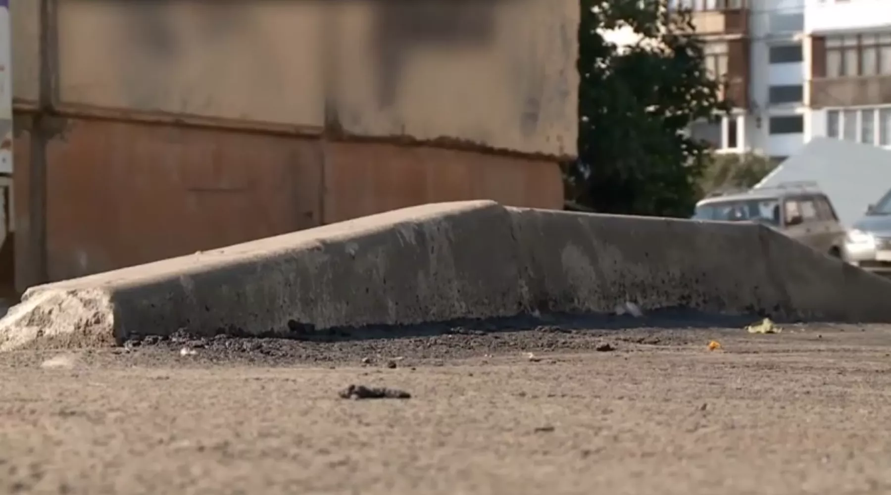 Жильцы трех домов на улице Ударной не поделили проезжую часть