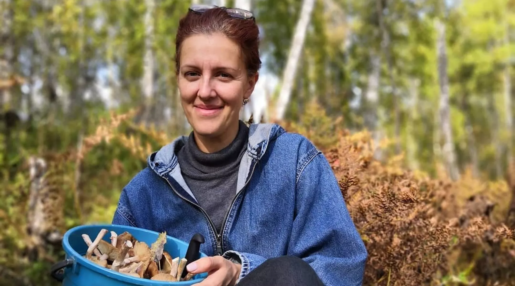 Россыпи грибов: из пригородных лесов бийчане вывозят опята корзинами и тазами