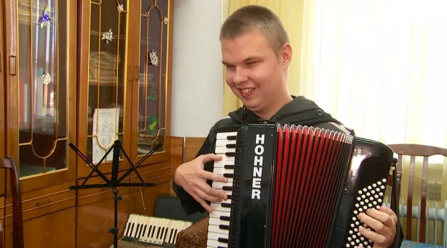 Бийчанин будет играть на Всемирном фестивале на аккордеоне, подаренном Путиным 