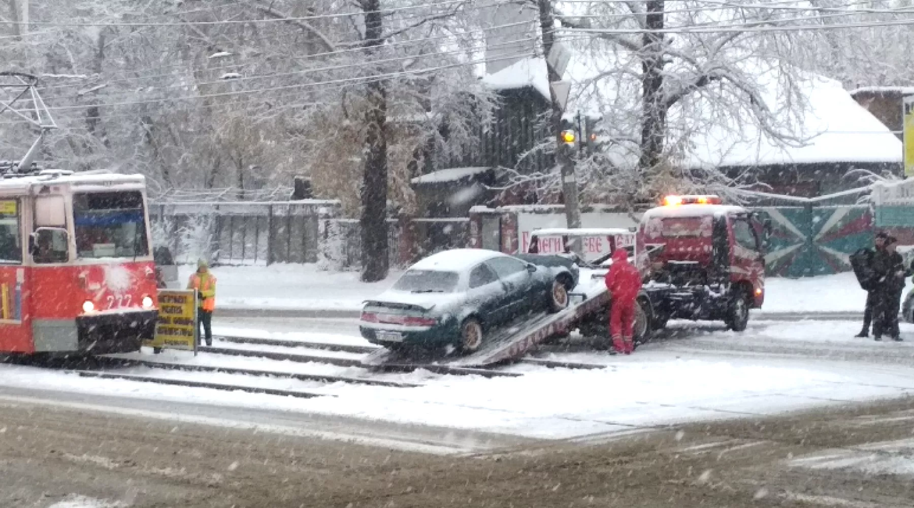 Иномарке, вылетевшей на трамвайные пути в Бийске потребовалась помощь эвакуатора