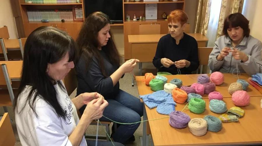 Осужденные женщины исправительного центра Бийска свяжут носочки новорожденным