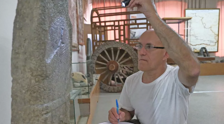 Археолог из Донецка посетил музеи Бийска, чтобы увидеть каменных баб