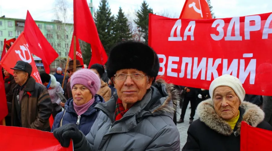 Красный день календаря: бийские коммунисты провели митинг на Петровском бульваре
