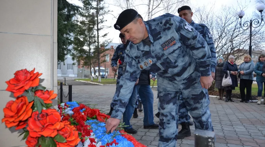 Память полицейских, погибших при исполнении служебного долга, почтили в Бийске 