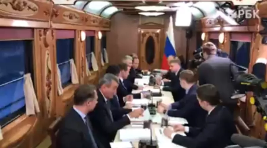 Дмитрий Медведев провел совещание о планах РЖД в поезде по пути в Барнаул