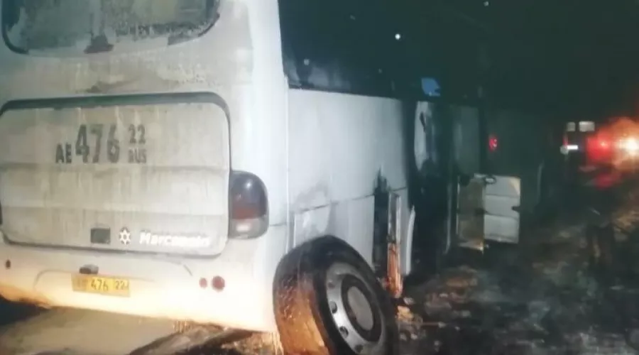 Рейсовый автобус загорелся на трассе неподалеку от Бийска