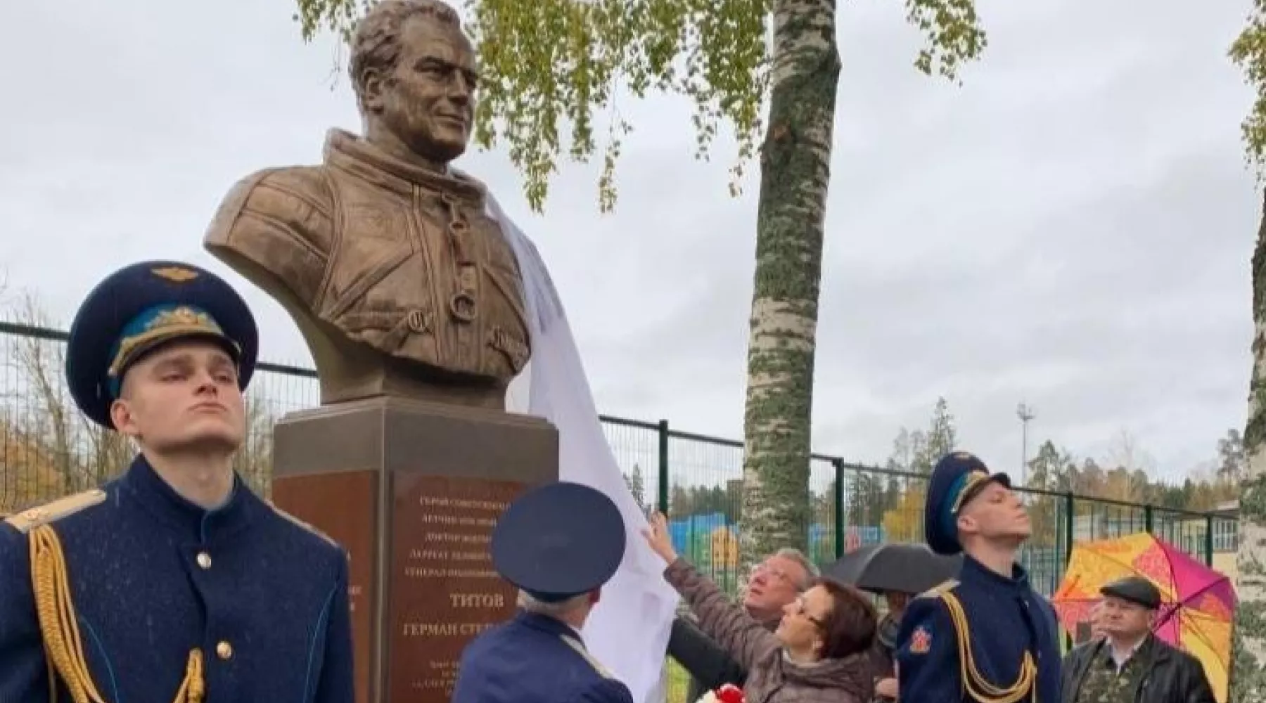 Памятник Герману Титову открыли в Ленинградской области