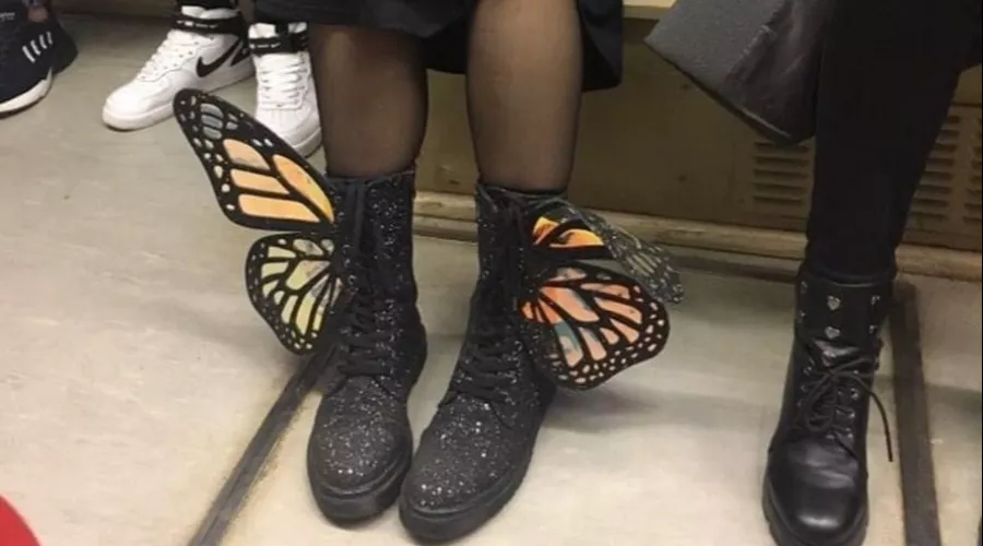 Необычной обувью удивила жительница Новосибирска пассажиров метро