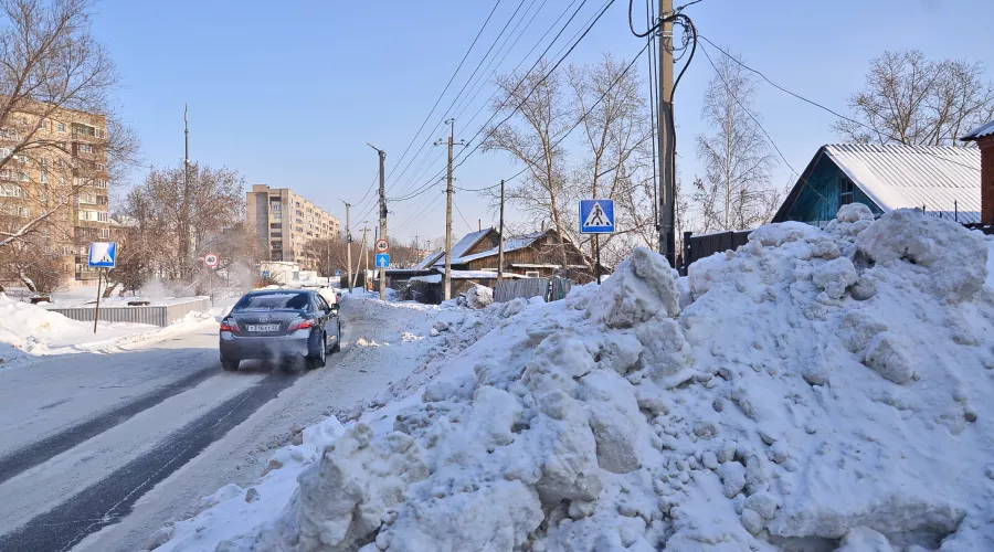 Жители частных домов возмущены тем, что дорожники сгребают горы снега к их домам