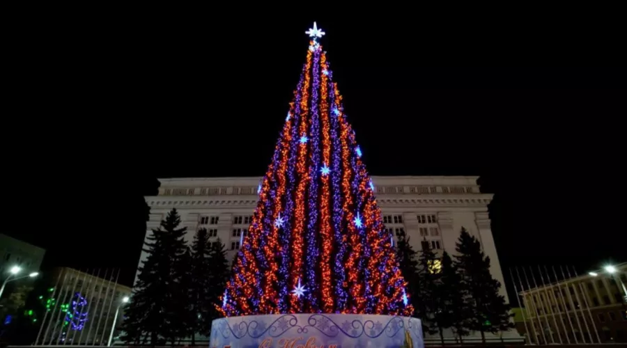 Ёлочка вам нравится: в Кемерово установили городскую ёлку за 18 миллионов рублей