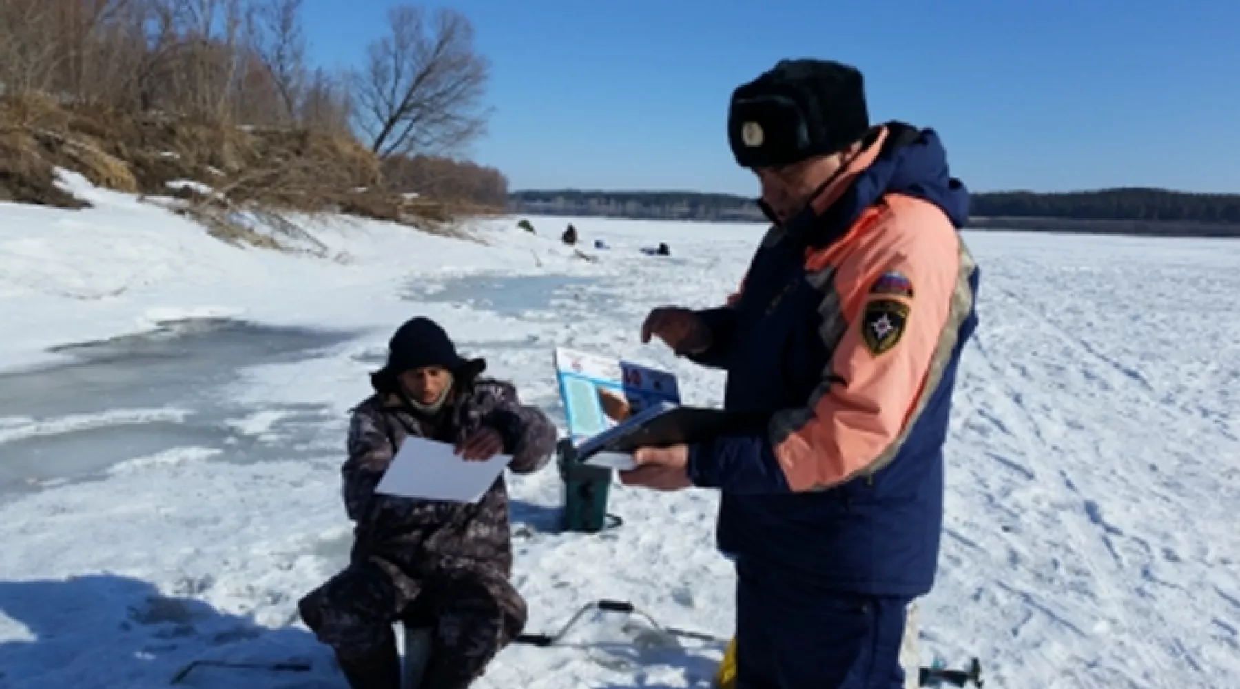 Спасатели призывают воздержаться от прогулок по тонкому льду