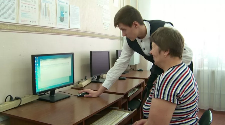 Компьютерной грамотности младшие учат старших в бийской школе 