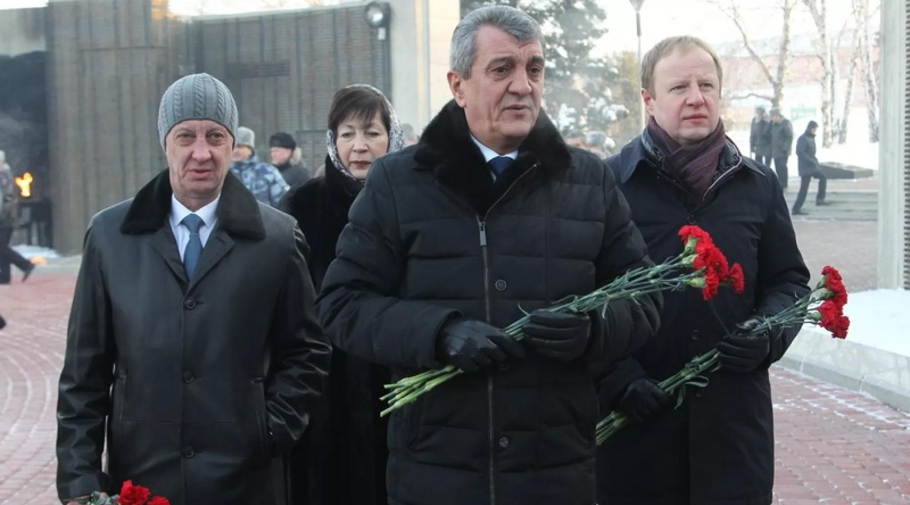 Цветы на мемориале Славы возложили в Барнауле в День Неизвестного Солдата