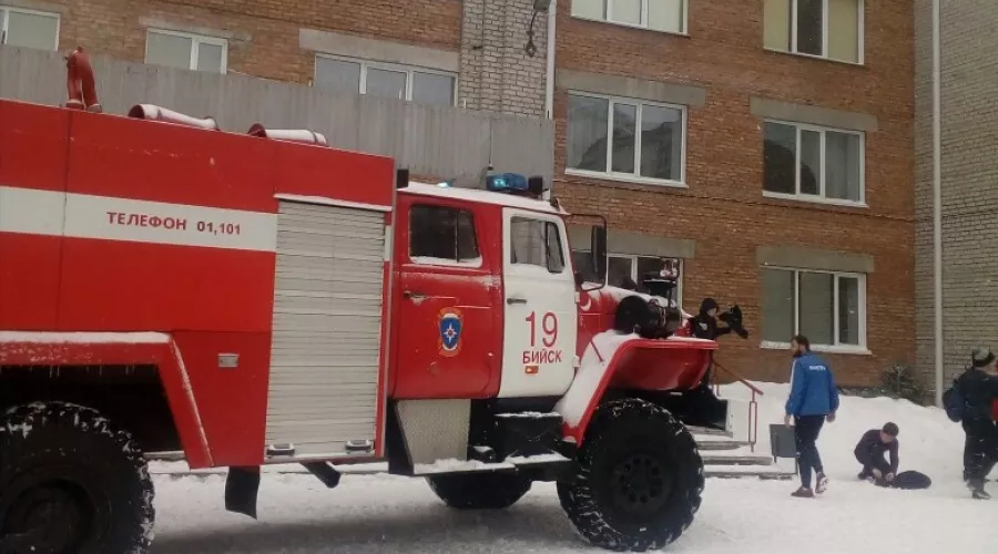 Три пожарных автомобиля выезжали по вызову в бийскую школу