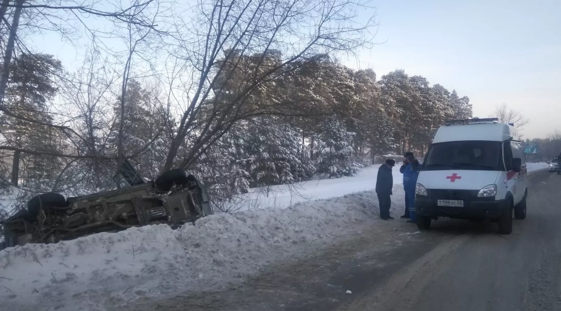 Авария на Кожзаводской: автомобиль улетел в кювет и перевернулся