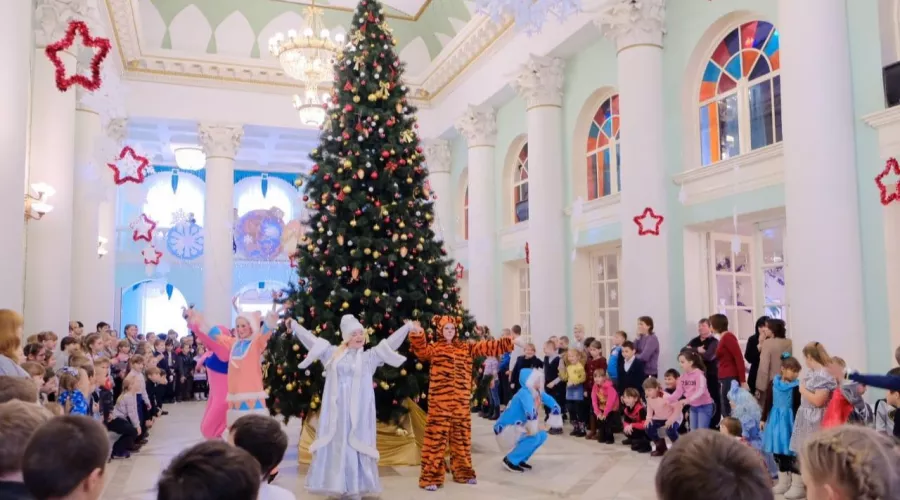 Новогодние представления в Бийске посетят более 3500 детей