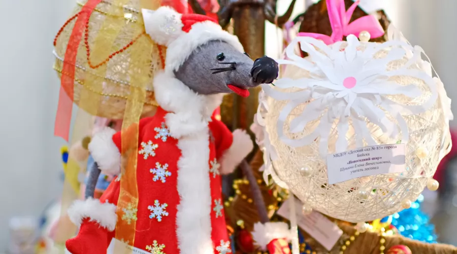 Новогодние игрушки сделанные руками бийчан украсят елки города