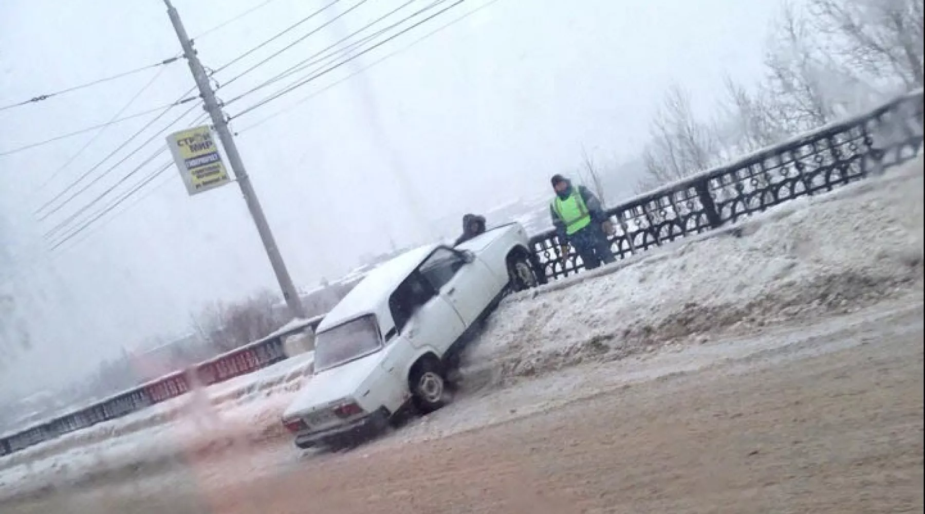 Автомобиль «Жигули» в Бийске едва не выбросило с коммунального моста