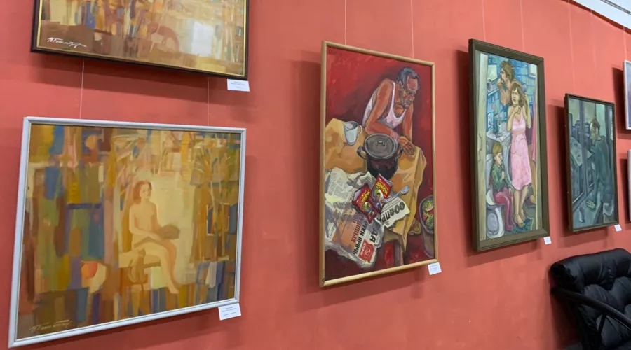 Экспозиция картин бийских художников работает в выставочном зале 