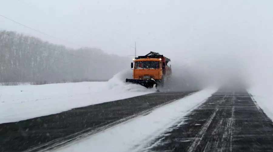 Метет: на дорогах края увеличено количество снегоуборочной техники