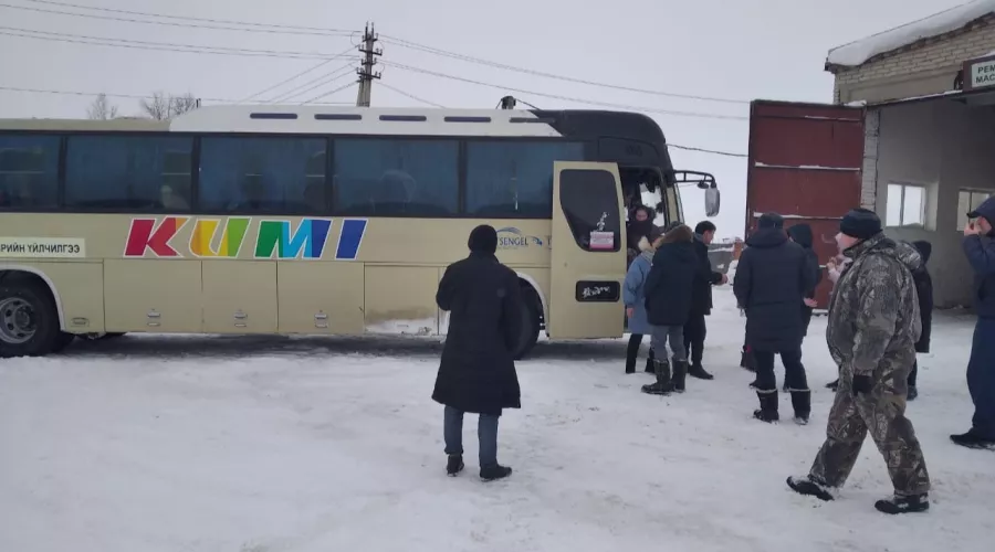 Алтайские спасатели помогли иностранцам из сломавшегося на трассе автобуса