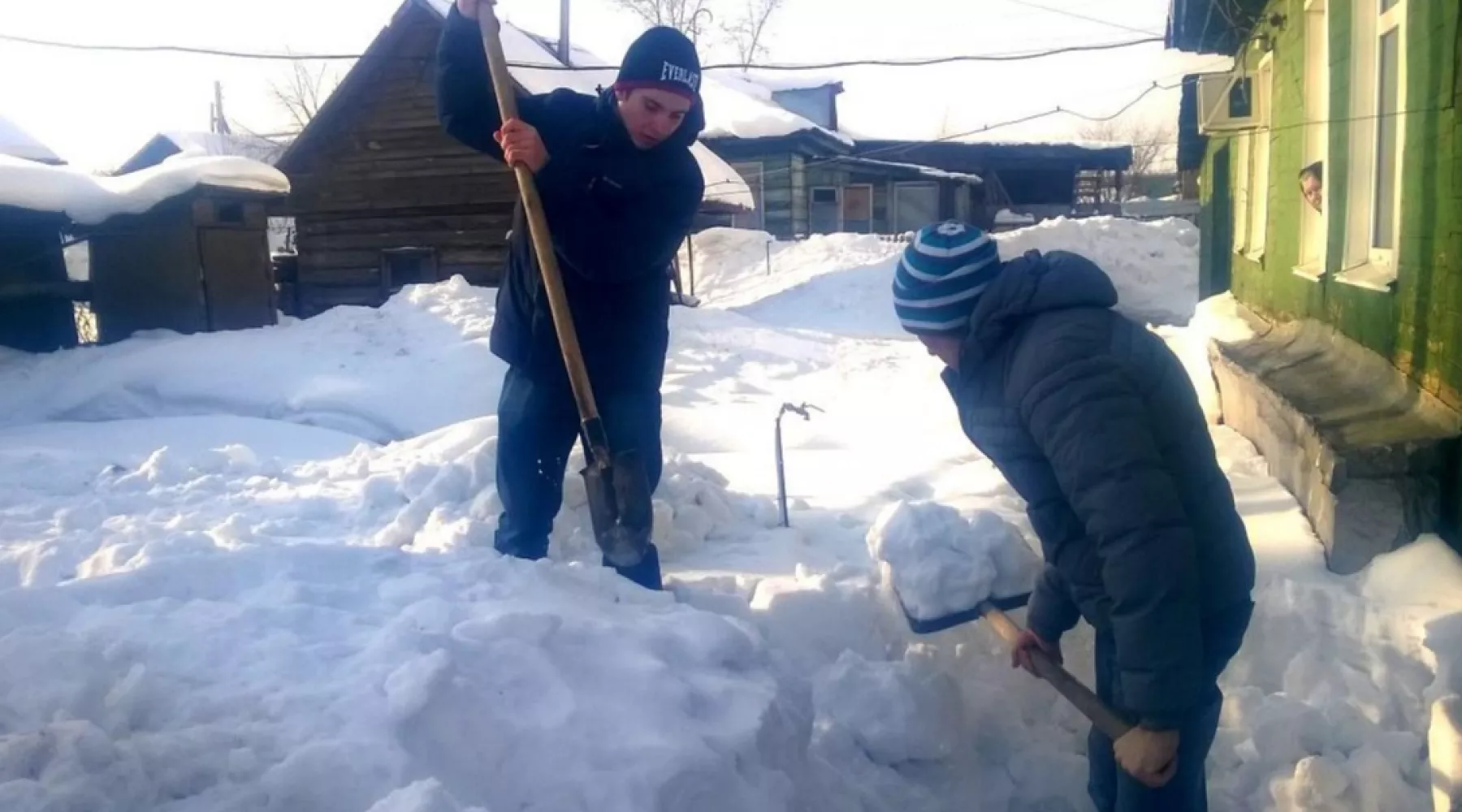 Занесенные снегом: барнаульские студенты помогут пенсионерам расчистить участки 