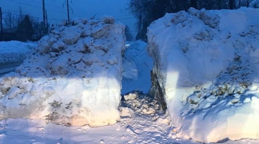 Оставшийся снег. Туннель Бийск сугроб. Окунувшись в ворох снежных дней.... Касемсот много снега тесьма в туннеле снега. Снежный бруствер.