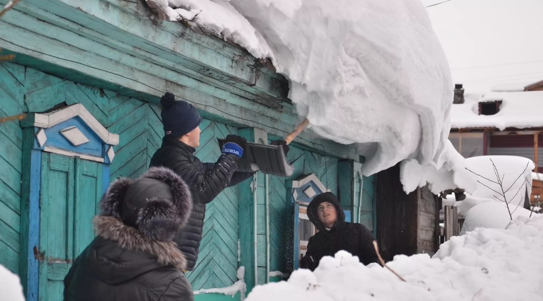 В Бийске волонтеры помогают пенсионерам чистить снег