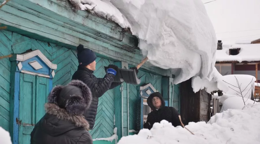 В Бийске волонтеры помогают пенсионерам чистить снег
