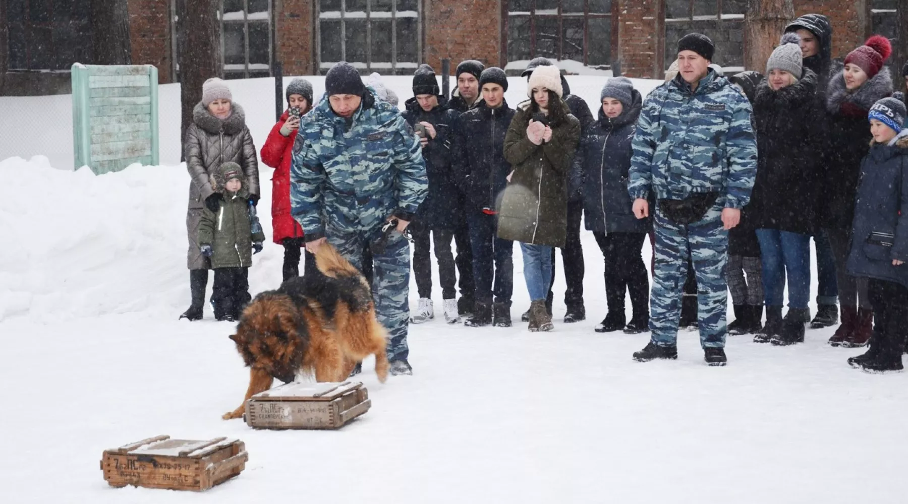 Школьники из Бийского района побывали в кинологическом центре городской полиции 