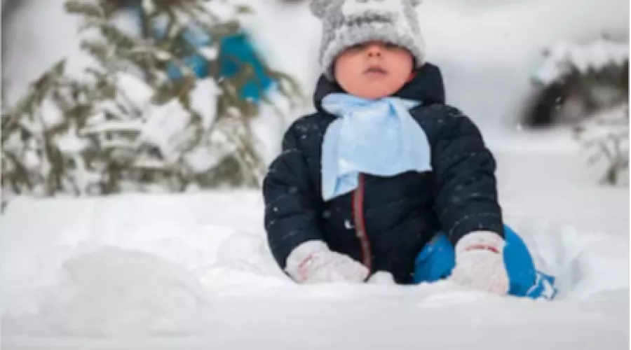 Увидев долгожданный снег, московские школьницы покушали его и отравились