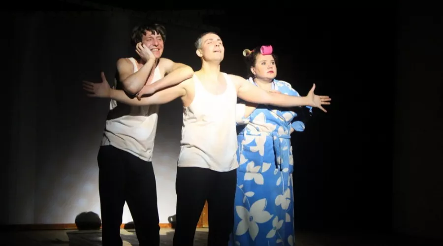 Чудаковатая комедия: в Бийском драмтеатре прошла премьера спектакля по Шукшину 