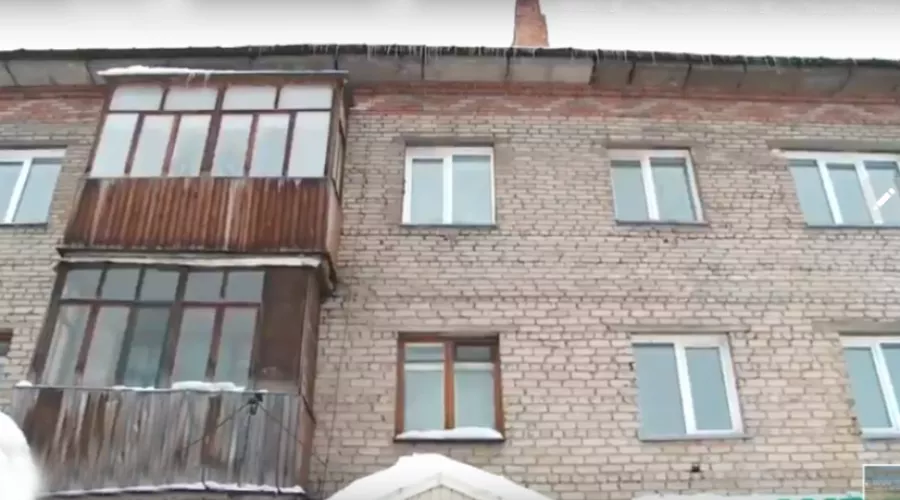 Следователи проверяют факт падения снега с крыши многоэтажки на женщину в Бийске
