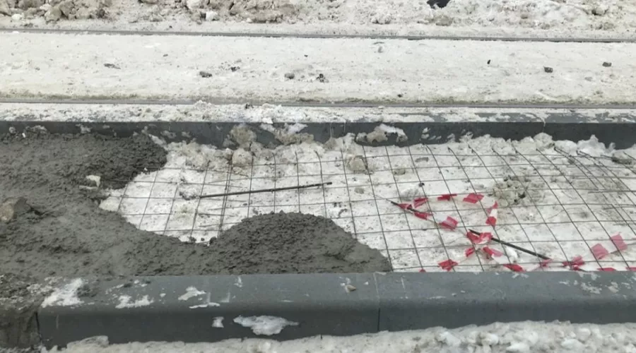 Сибирское ноу-хау: бетон и бордюры в Новосибирске дорожники укладывают в снег
