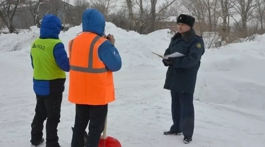 Для очистки улиц от снега в Рубцовске привлекают отбывающих наказание граждан